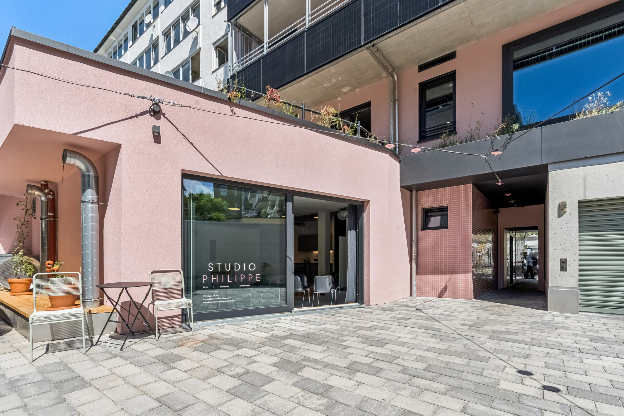 Studio Philippe — Innenhof, altrosa Fassade