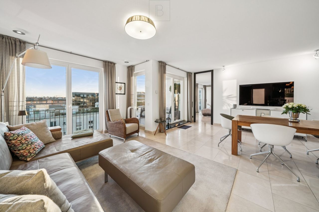 Wohnzimmer mit Zugang zum Südbalkon + Schlafzimmer