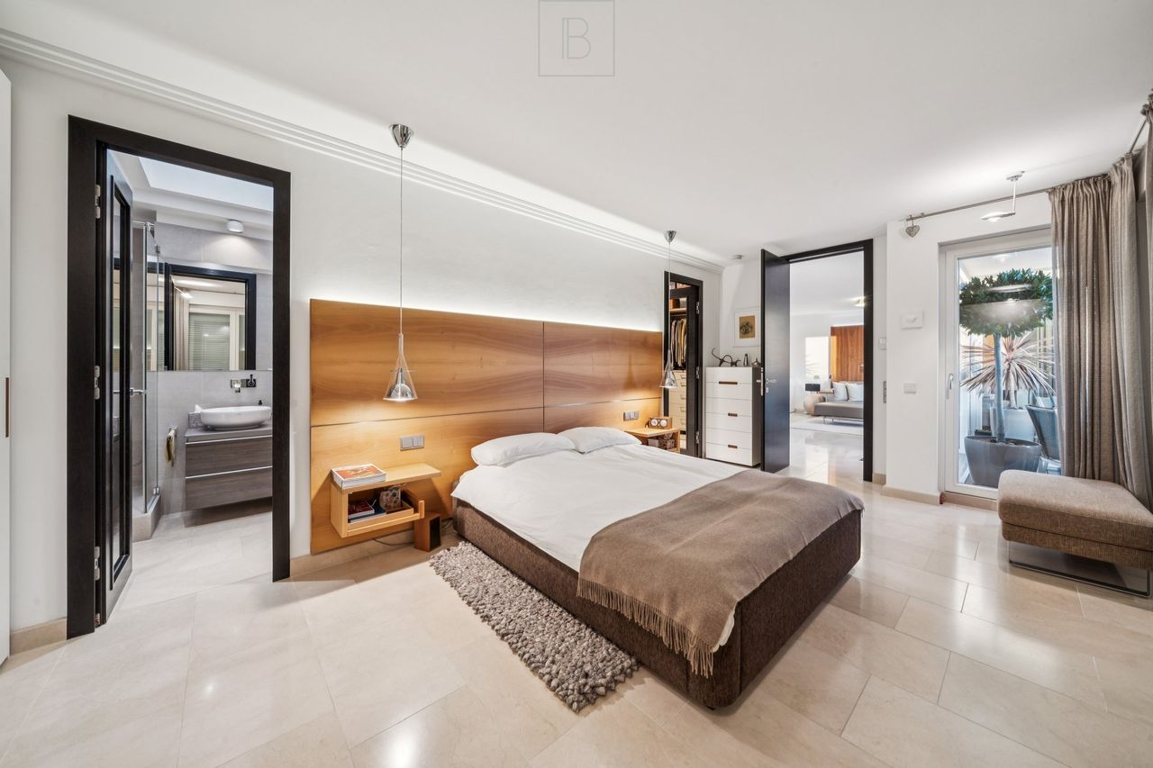 Schlafzimmer mit Masterbad und separate Ankleide