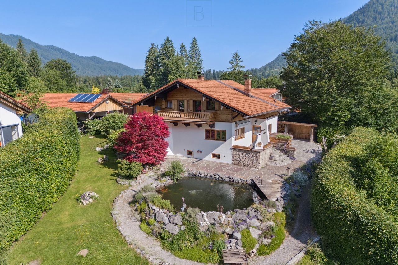 Freistehendes Einfamilienhaus im Landhausstil in erhöhter Lage von Neuhaus am Schliersee
