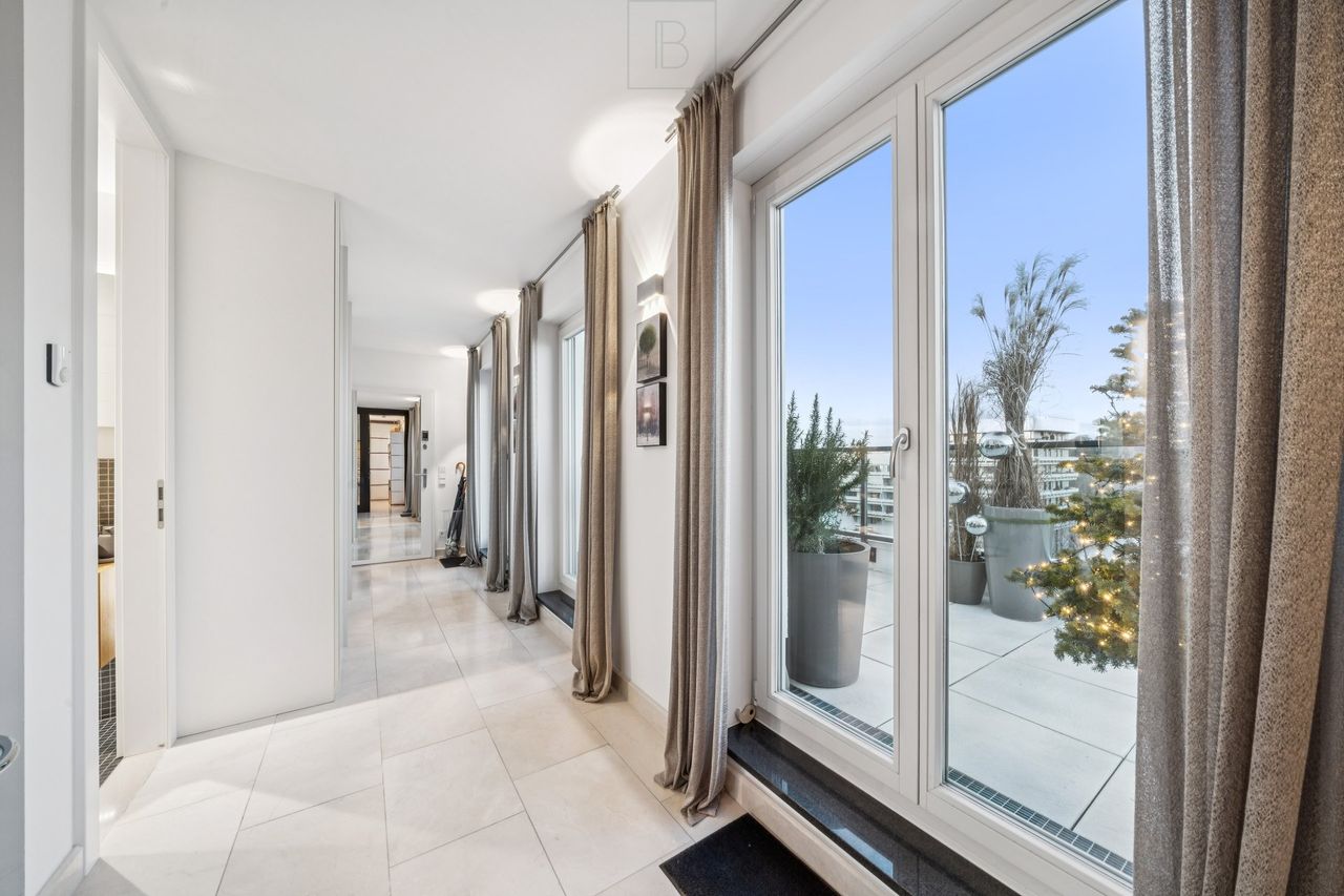 Flur mit Blick auf die große Nordterrasse